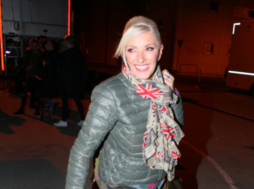 Pevačica u sedmoj deceniji izvadila silikone ali prlanira još jednu operaciju!