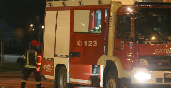 Trebinje: U dvorištu kuće izgorio automobil