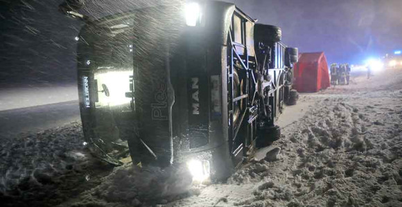 Vjetar prevrnuo autobus pun putnika, ima povrijeđenih