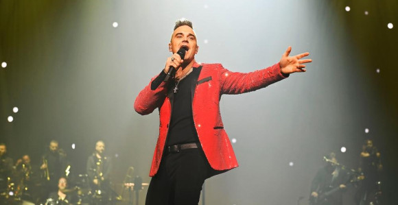 Robi šeta go po kući i gleda tv! (FOTO)