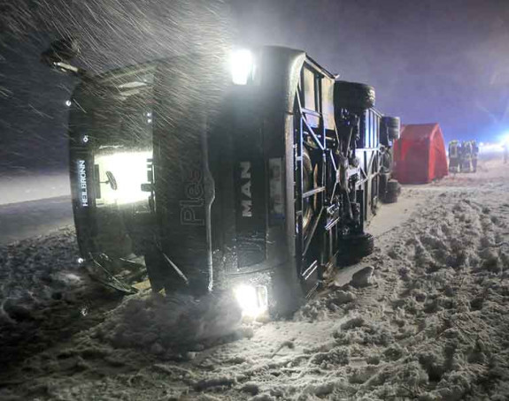 Vjetar prevrnuo  autobus pun putnika, ima povrijeđenih