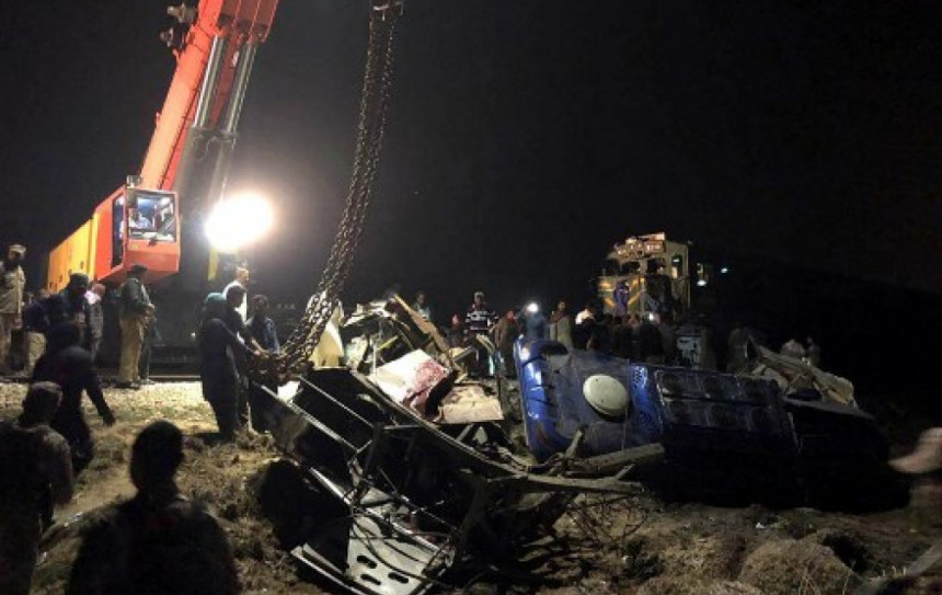 Voz prepolovio autobus,najmanje 18 ljudi poginulo