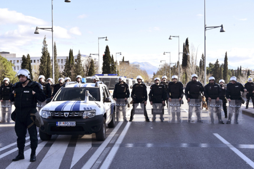 Полиција забранила улазак вјерницима у Црну Гору