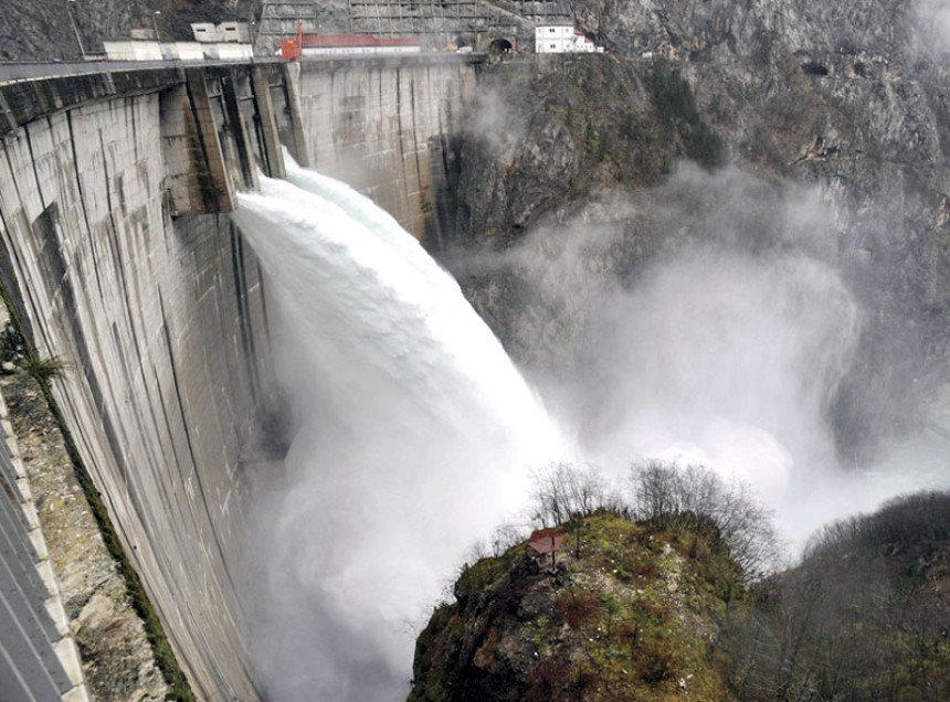 Вода донијела, вода однијела милионску добит?