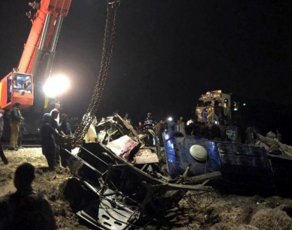 Voz prepolovio autobus,najmanje 18 ljudi poginulo