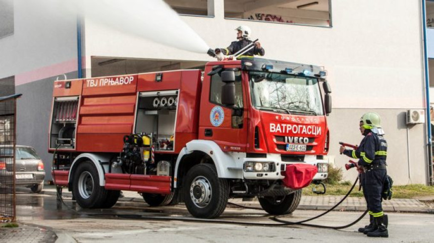 Vatrogasci ugasili požar na autu u Zvorniku