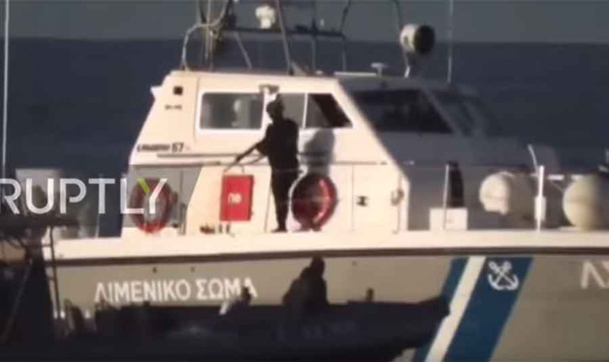 Полиција пуца и покушава потопити чамац са мигрантима