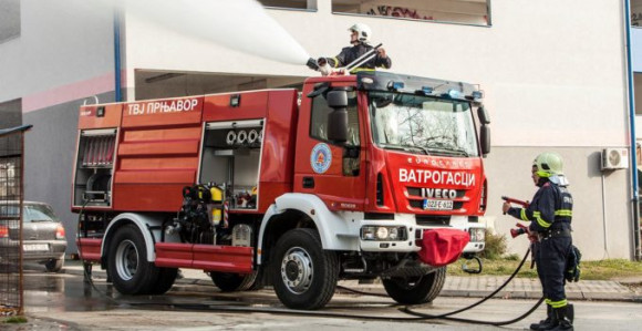 Vatrogasci ugasili požar na autu u Zvorniku