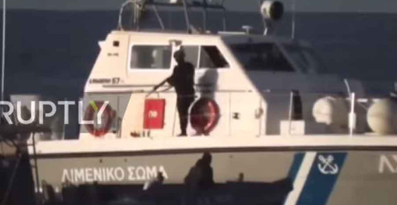 Policija puca i pokušava potopiti čamac sa migrantima