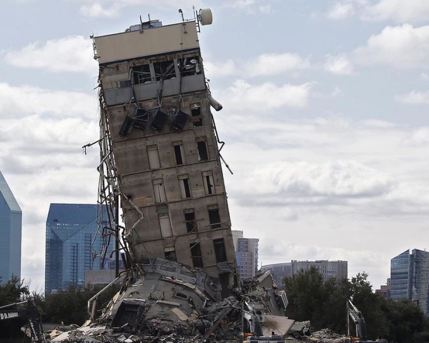 "Криви торањ" коначно срушен из трећег покушаја