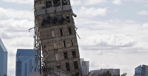 "Криви торањ" коначно срушен из трећег покушаја