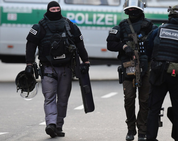 Наоружани мушкарац отео трудницу и петоро дјеце