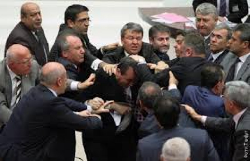 Tuča poslanika u turskom parlamentu, sijevale pesnice