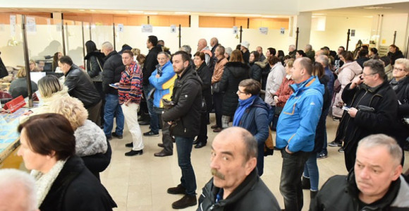Nezaposleni ispred šaltera u redovima zbog osiguranja