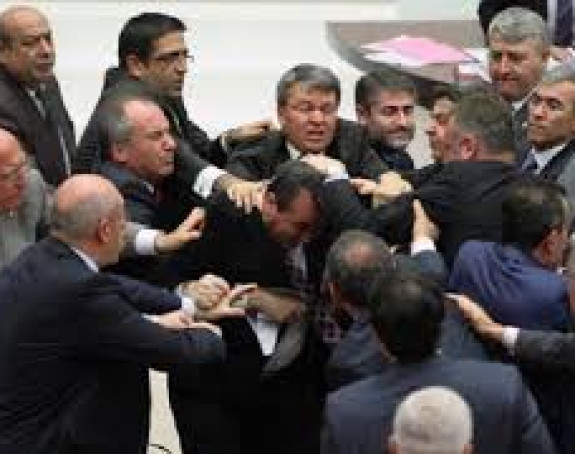 Туча посланика у турском парламенту, сијевале песнице