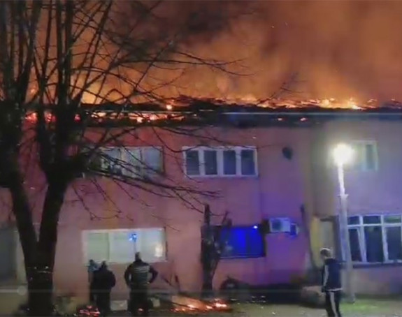 Gori stambena zgrada u Srpcu, vatrogasci na terenu