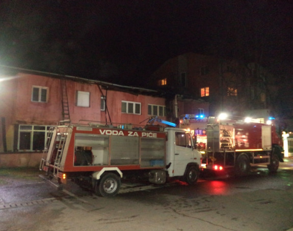 Ugašen požar na stambenoj zgradi u Srpcu