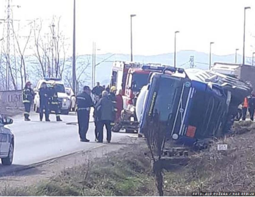 Težak udes: Cisterna puna tečnog azota pala na vozilo