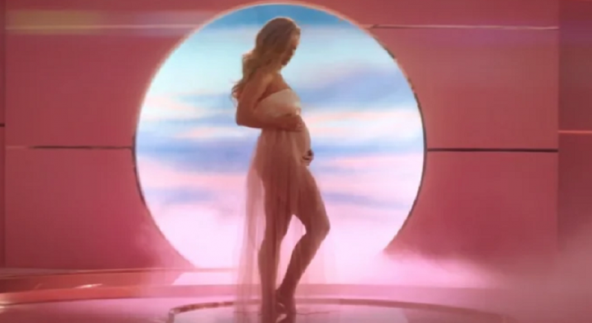 Poznata pevačica muzičkim spotom objavila da je trudna! (VIDEO)
