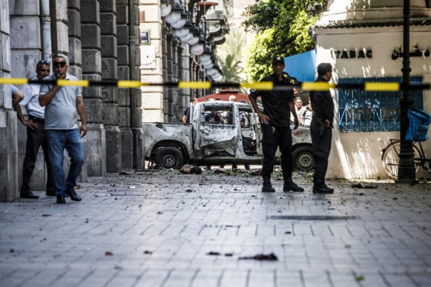 Muškarac se raznio bombom ispred ambasade SAD