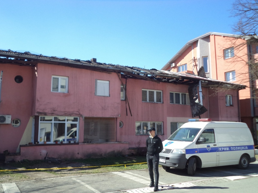 Zgrada ostala bez krova, uzrok požara nije poznat
