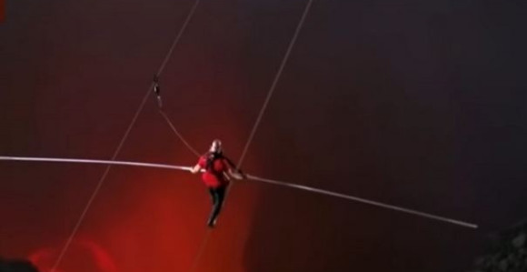 Hodao po žici vezanih očiju iznad vulkana „Usta pakla“! (VIDEO)