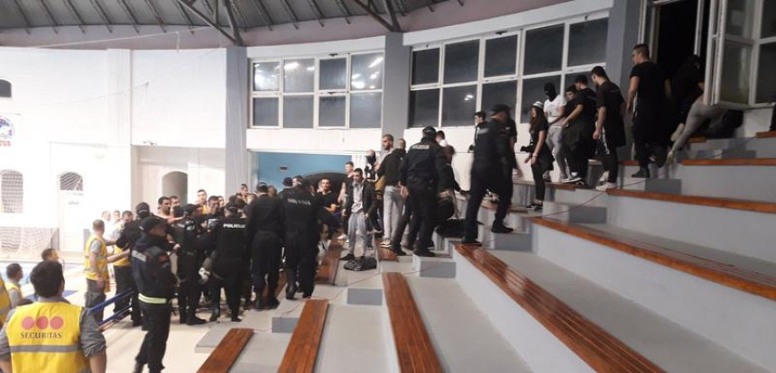 Haos u Budvi: Sukob policije i navijača Partizana