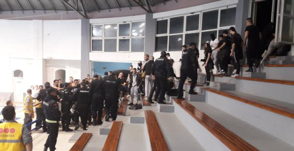 Haos u Budvi: Sukob policije i navijača Partizana