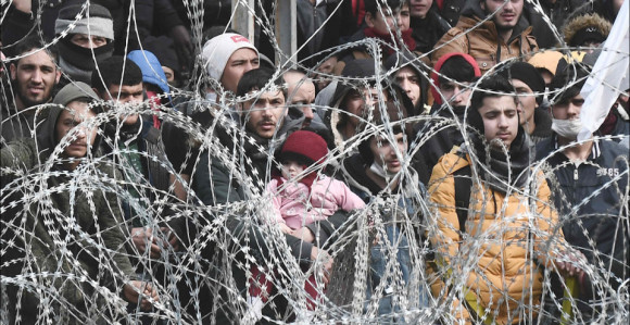 Turci uklanjaju ogradu na granici i puštaju migrante