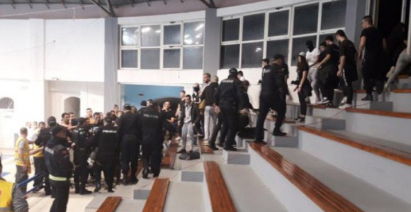 Osam policajaca povrijeđeno, uhapšena 41 osoba