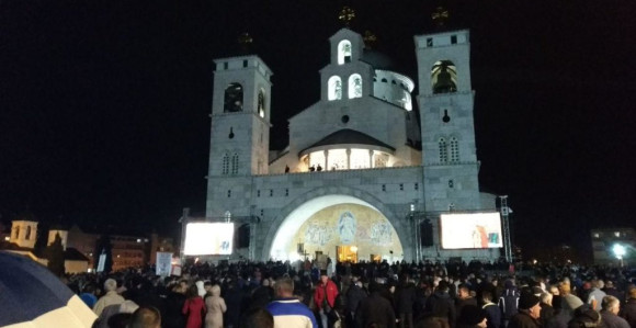 Vjerujući narod Crne Gore u molitvenom hodu