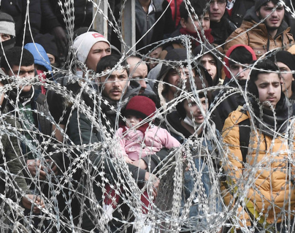 Turci uklanjaju ogradu na granici i puštaju migrante