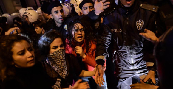 Turska policija suzavcem na žene u Istanbulu