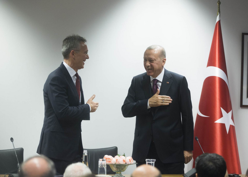 Ердоган на опрезу, избјегава руковање због вируса корона