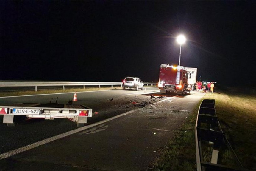 Аутомобил се забио у камион на аутопуту у Хрватској