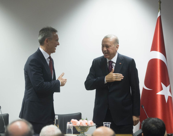 Erdogan na oprezu, izbjegava rukovanje zbog virusa korona