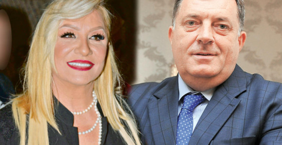 Nek ti jutro miriše na mene: Pevačica od Dodika dobila cveće i parfem!