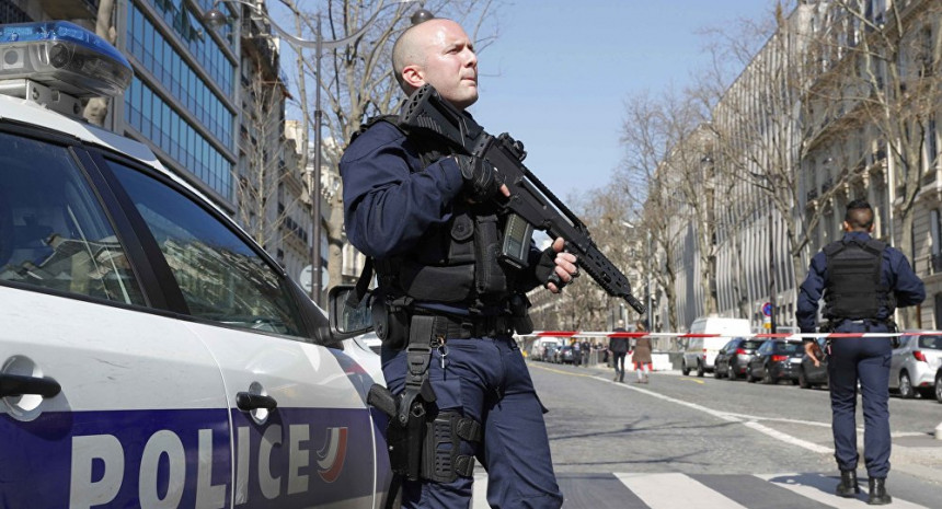 Наоружан мушкарац у близини Париза држи таоце у библиотеци