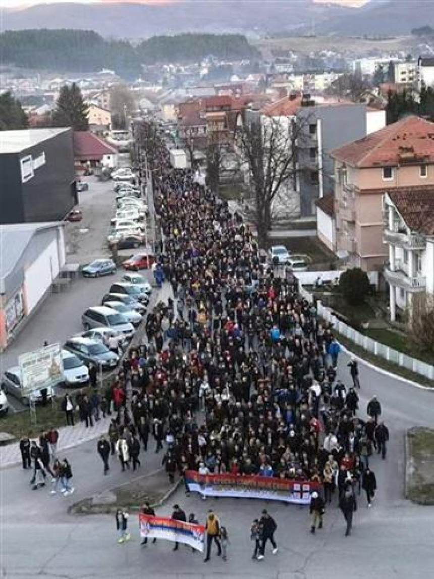 Литије у Црној Гори вечерас масовније него до сада