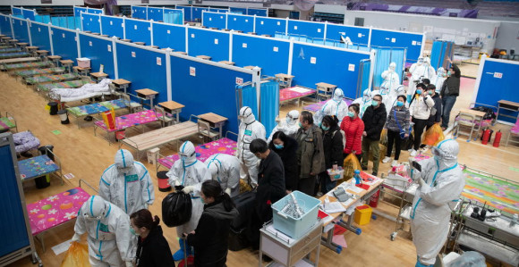 Ova slika obišla je svijet: Ljekari u Vuhanu skidaju maske, virus korona je pobijeđen!