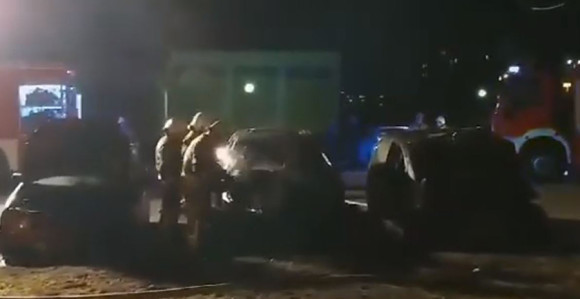 Ispred osnovne škole izgorjela dva vozila (VIDEO)