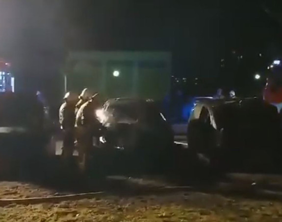 Ispred osnovne škole izgorjela dva vozila (VIDEO)