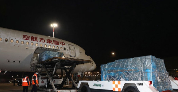 Medicinska pomoć iz Kine stigla u Italiju