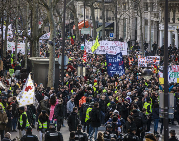 Žuti prsluci protestuju, uprkos zabrani okupljanja