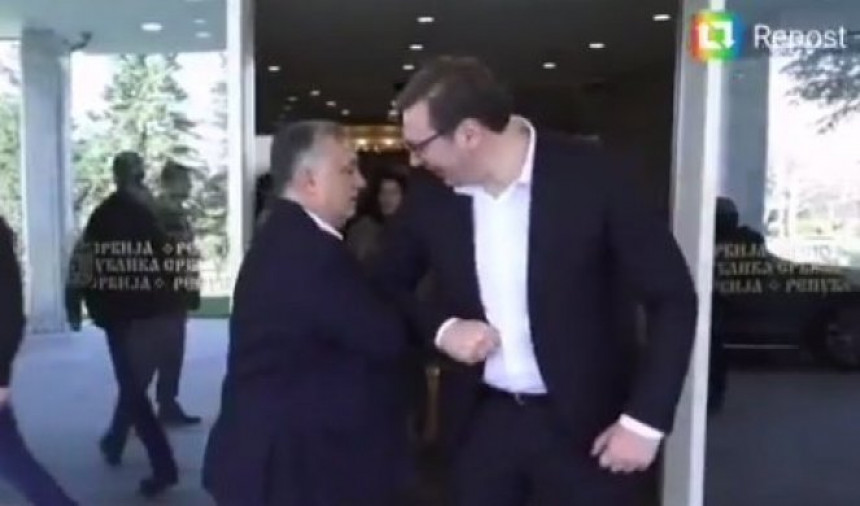 Hit "rukovanje": Vučić i Orban - pozdrav laktovima