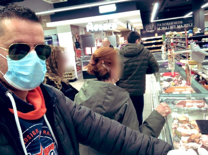 Владо Георгиев са маском на лицу испрозивао људе у супермаркету!