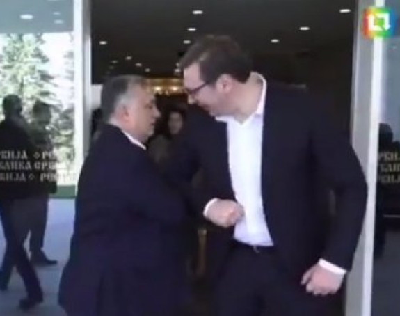 Hit "rukovanje": Vučić i Orban - pozdrav laktovima