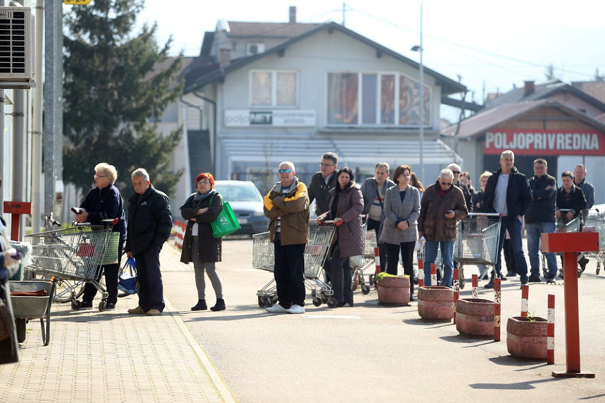 Redovi ispred marketa, apoteka, pekara...