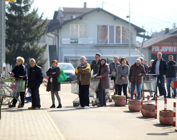 Redovi ispred marketa, apoteka, pekara...