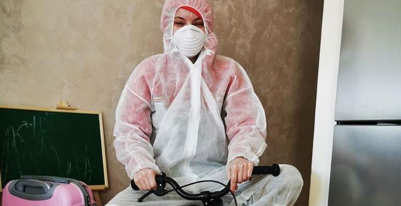 Pevačica se zaštitila od glave do pete, šta mislite ko je?!